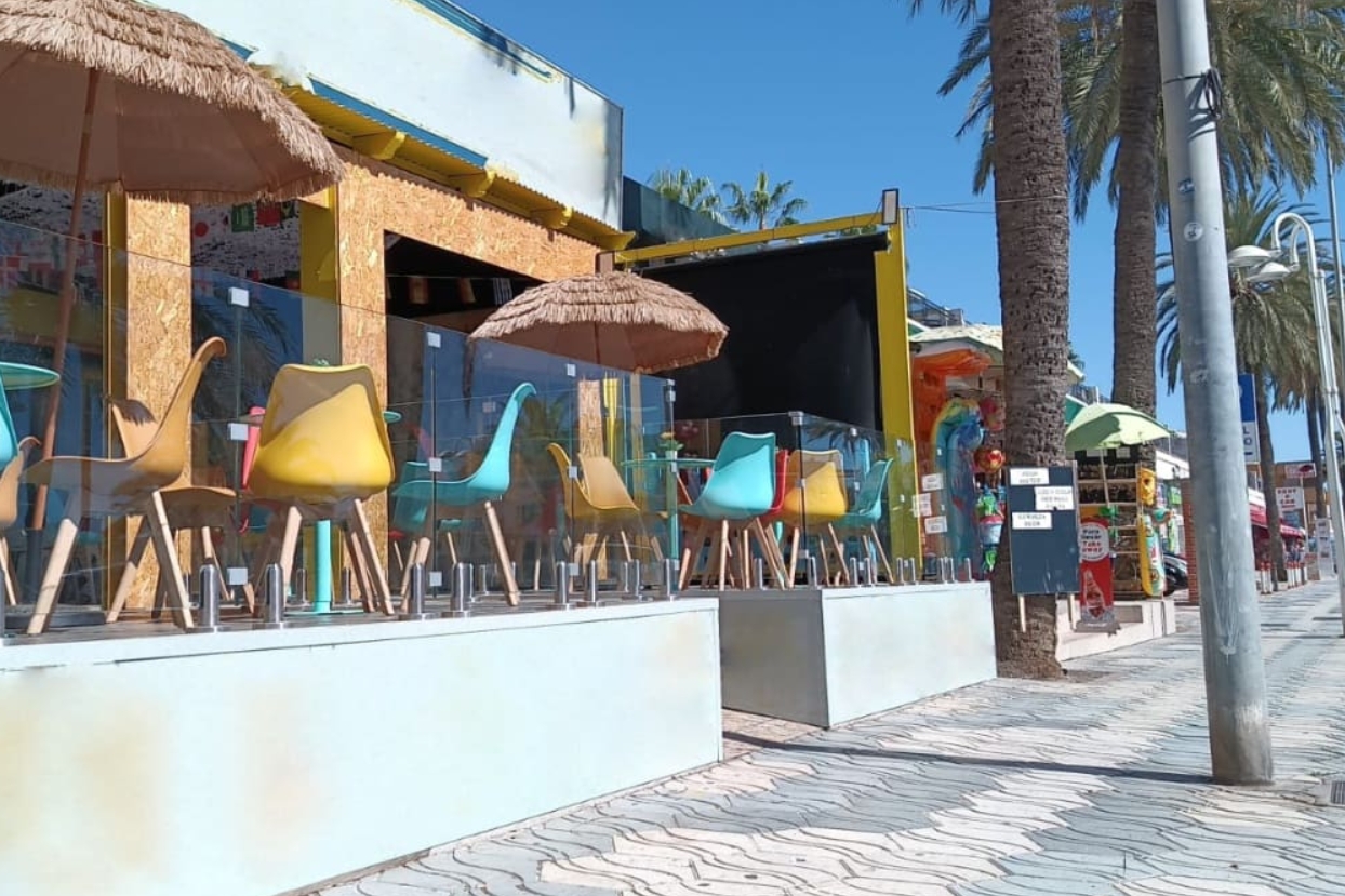 Bright and Colourful Cocktail Bar for Sale – Benalmádena