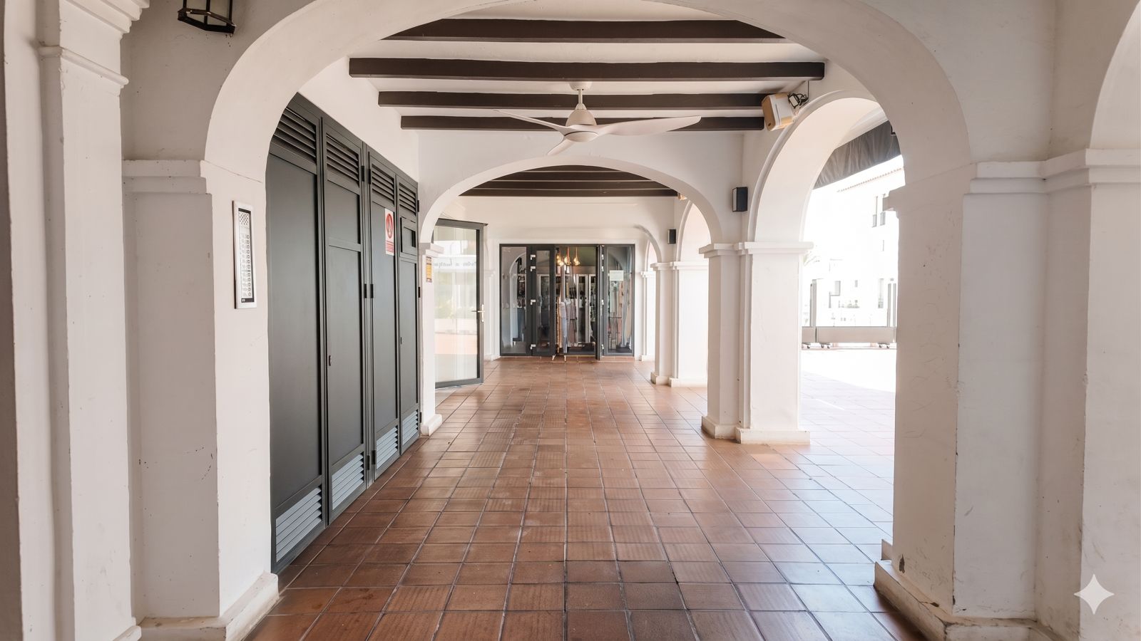Exclusive Restaurant in the harbour from La Duquesa — 2