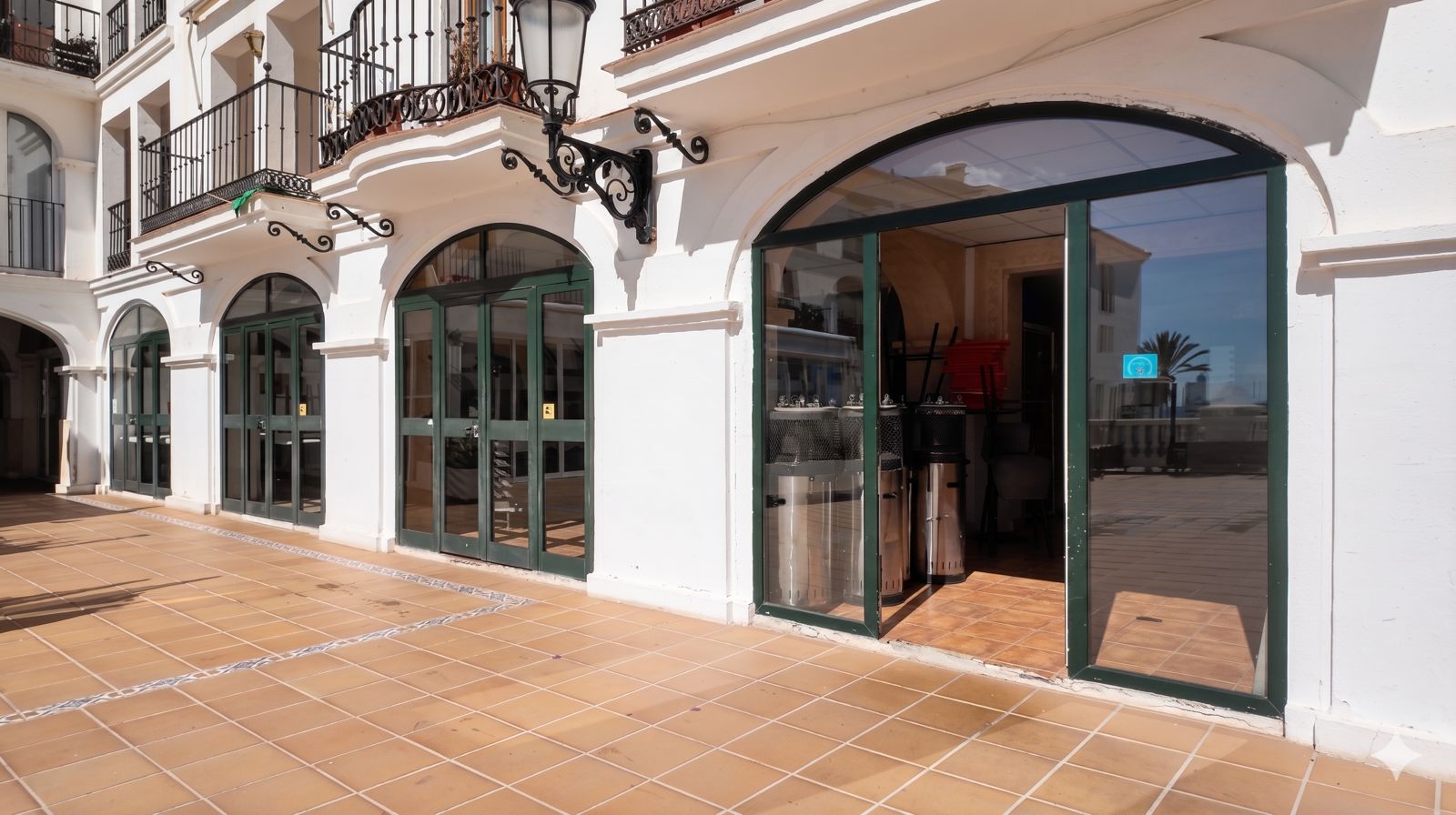 Exclusive Restaurant in the harbour from La Duquesa — 9